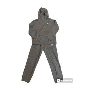 Nike Sportswear Club Fleece
Older Kids' Pullover Hoodie and Sweatpants